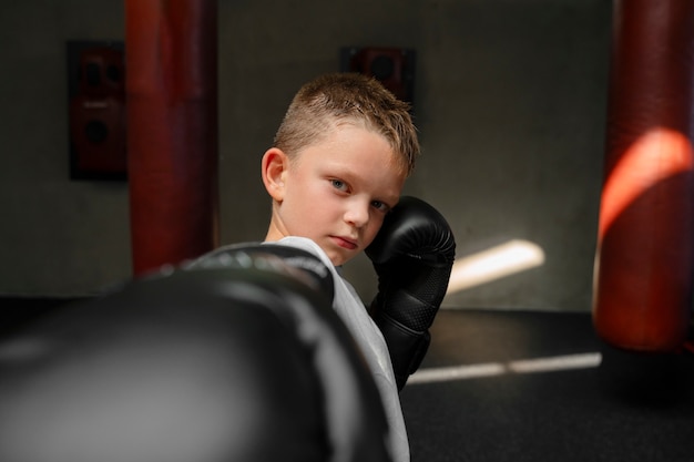 Foto garoto de tiro médio praticando boxe