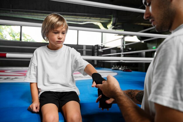 Foto garoto de vista lateral praticando boxe