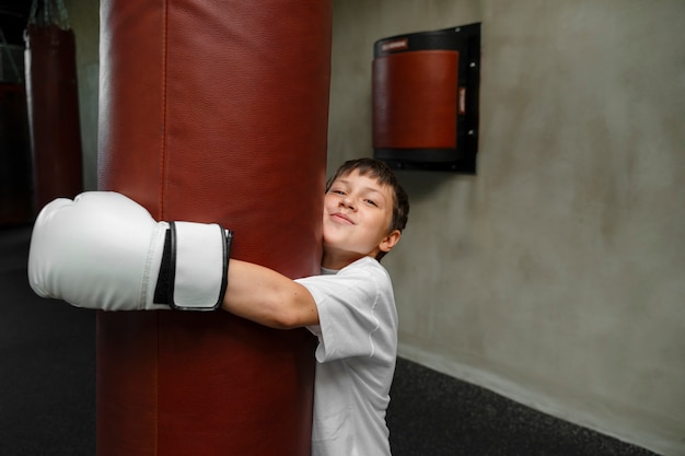 Foto garoto de vista lateral praticando boxe