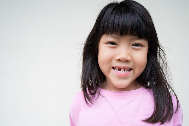 Garoto dente quebrado menina asiática sorrindo