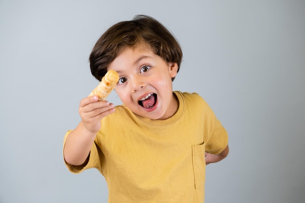 Garoto desfrutando de aperitivo venezuelano de tequenos