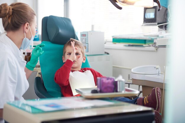 Garoto em um chech de dentes de cirurgia dentária