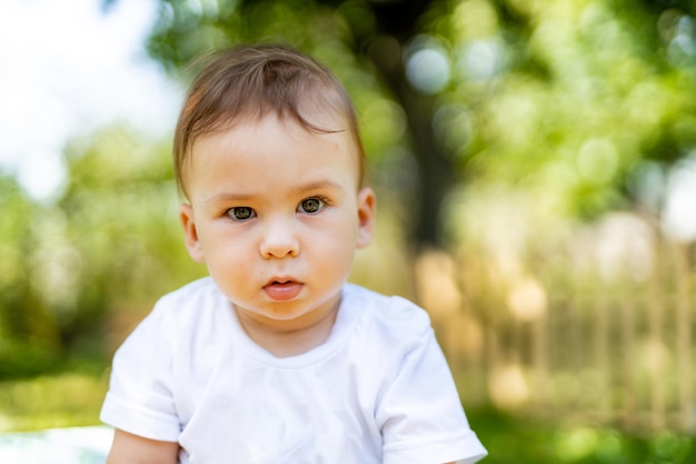 Garoto engraçado bonito com fundo desfocado Retrato de menino feliz