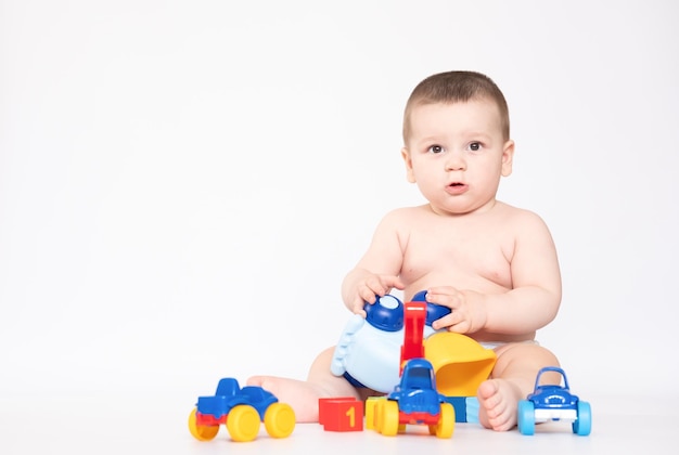 Garoto engraçado brincando com um brinquedo