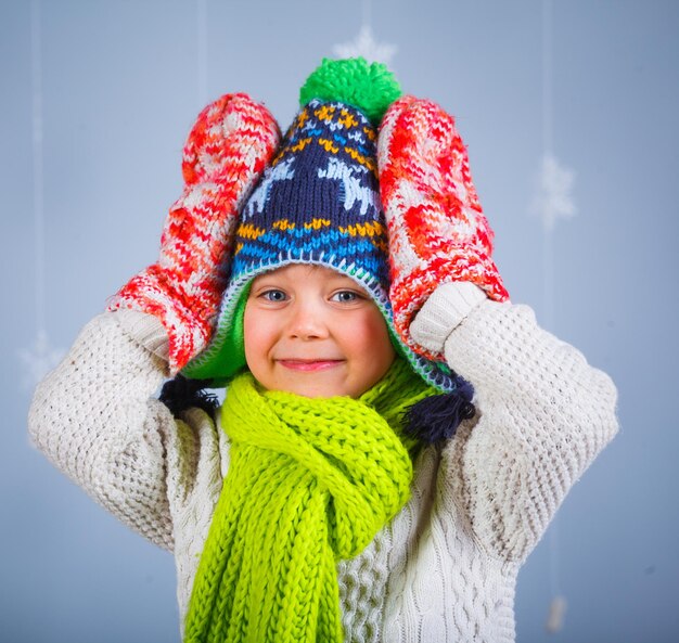 Garoto engraçado em roupas de inverno