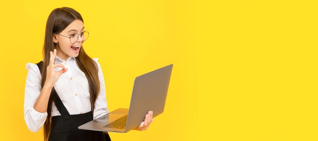 Garoto espantado em uniforme escolar e óculos acenando olá para comunicação de tela de laptop Retrato de menina de escola com pôster horizontal de laptop Cabeçalho de banner com espaço de cópia