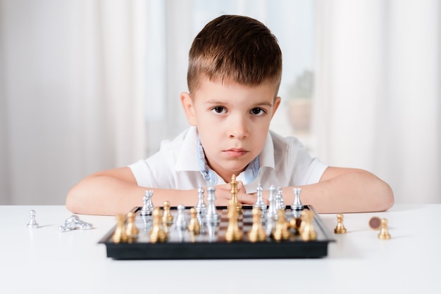 Garoto esperto aprende a jogar xadrez sozinho em seu quarto em