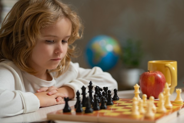 Garoto esperto, concentrado e pensativo jogando xadrez Desenvolvimento cerebral e lógica