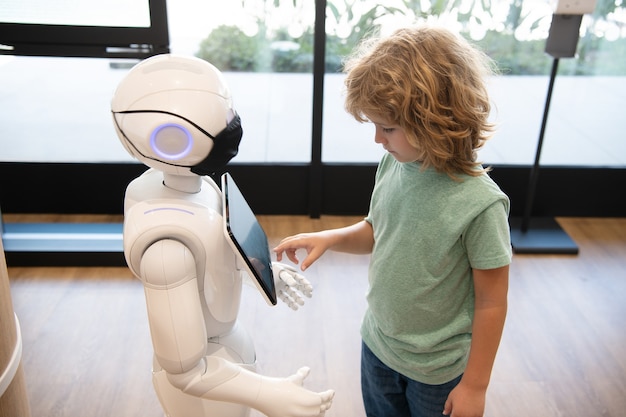 Garoto esperto se comunica com a tecnologia de assistente de robô para a educação moderna, automação.