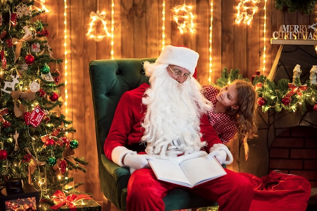 Garoto espiando por trás de Papai Noel