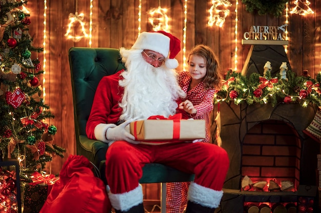 Garoto espiando por trás de Papai Noel