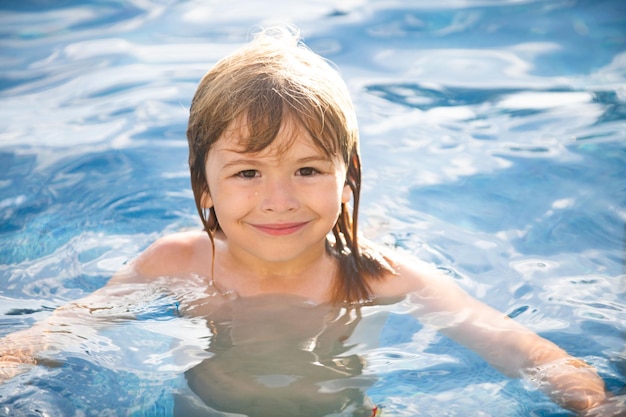 Garoto feliz brincando e na piscina ou na água do mar rosto de verão para crianças engraçadas