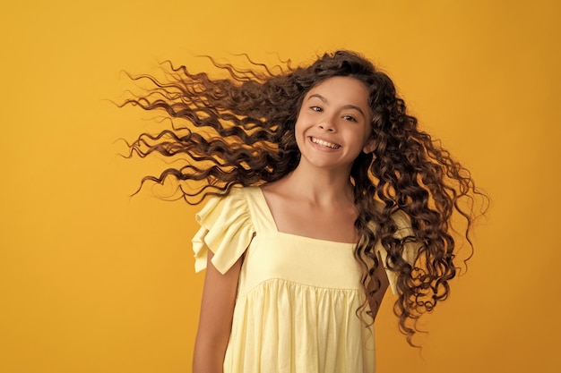 Garoto feliz com cabelo longo encaracolado e cabelo com volume de pele perfeito