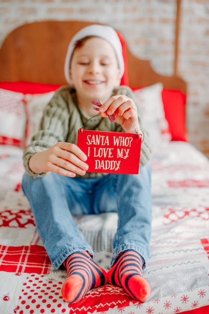 Garoto feliz com decoração de Natal