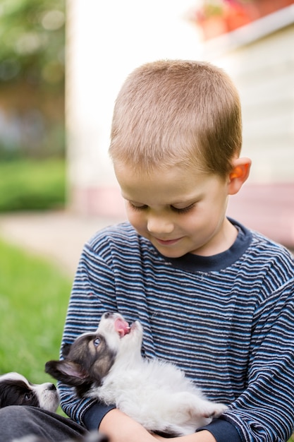 Foto garoto feliz com filhote de cachorro feliz