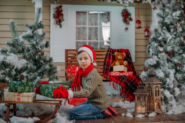 garoto feliz com presentes em decorações de natal