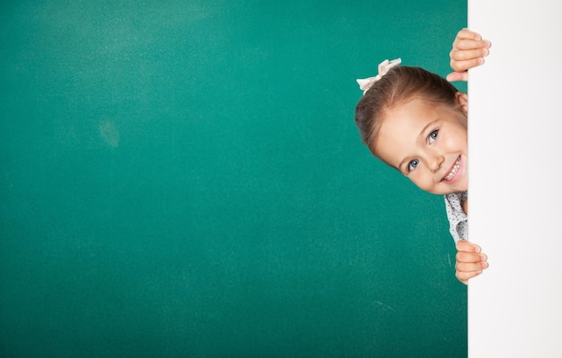 Garoto feliz com um banner - isolado sobre um fundo branco