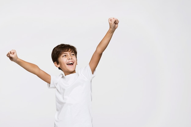 Garoto feliz de alto ângulo com espaço de cópia