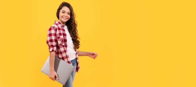 Garoto feliz de volta à escola carregando dispositivo digital portátil aprendendo tecnologia elearning Retrato de menina da escola com pôster horizontal de laptop Cabeçalho de banner com espaço de cópia