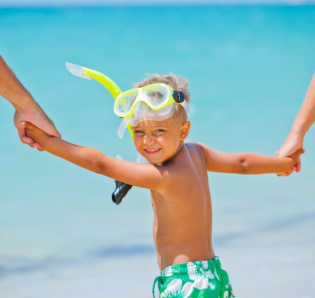 Garoto feliz na praia