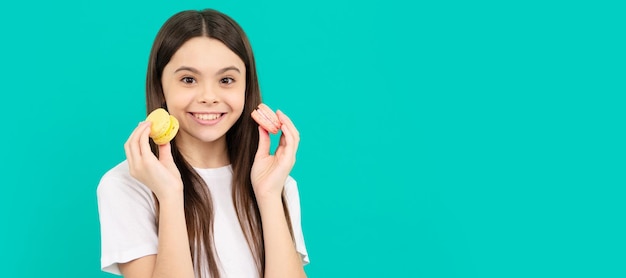 Garoto feliz tão saboroso segura confeitaria de biscoito de macaron macaron francês doces bolos franceses criança adolescente com doces cartaz banner cabeçalho espaço de cópia