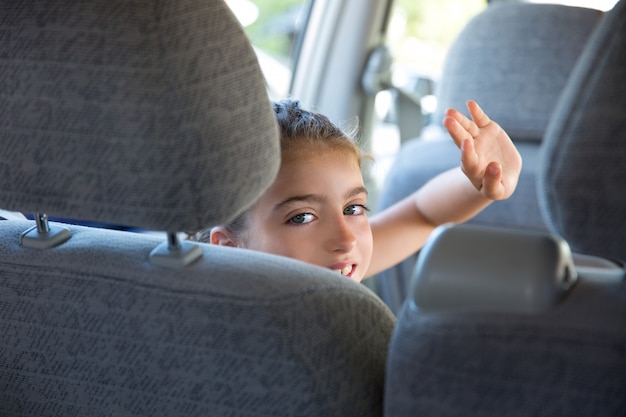 Garoto garota feliz saudação gesto mão no interior do carro