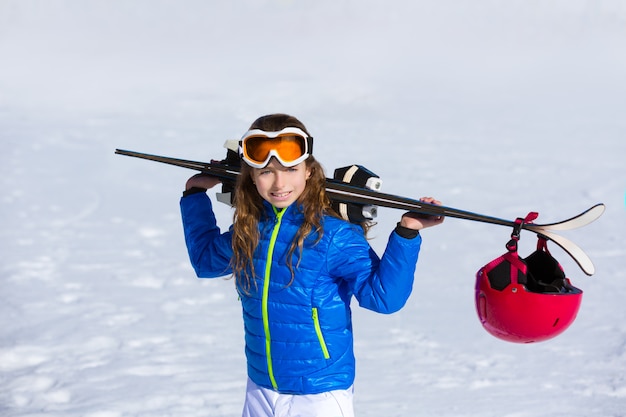Garoto garota inverno neve com equipamento de esqui