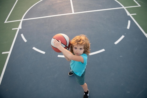 Foto garoto garoto jogando basquete estilo de vida de crianças ativas