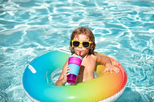 Garoto garoto relaxa no aquapark Fim de semana de verão Férias de verão