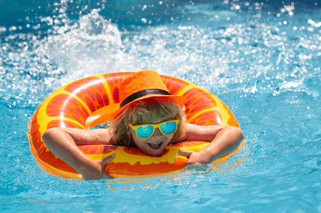 Garoto garoto relaxando na piscina criança nadando na piscina de água verão atividade infantil esportes aquáticos verão férias