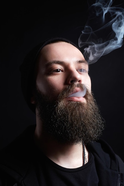 Garoto hipster fazendo fumaça de shisha