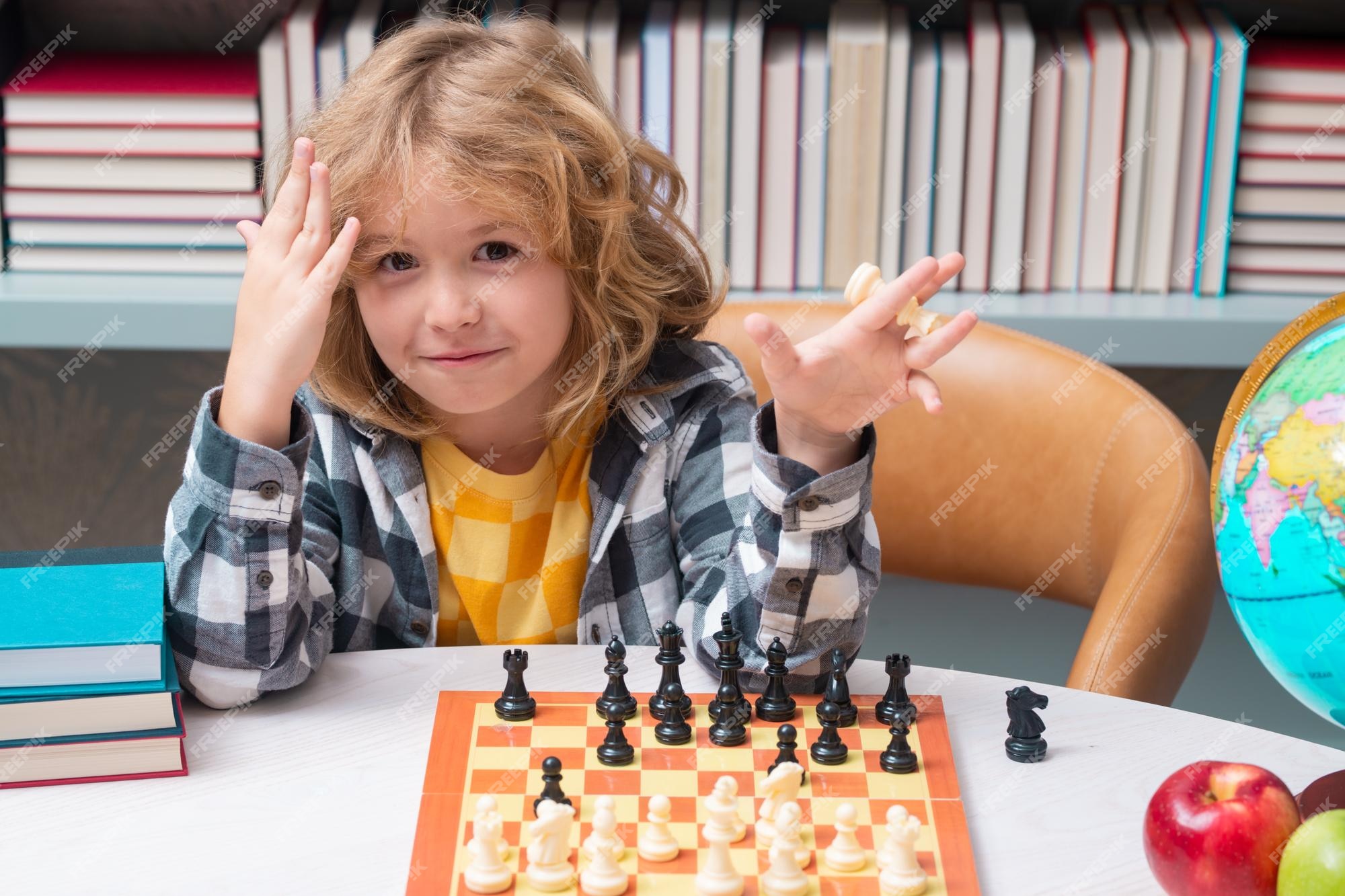 Jogo de xadrez para crianças shool kid jogando xadrez na sala de