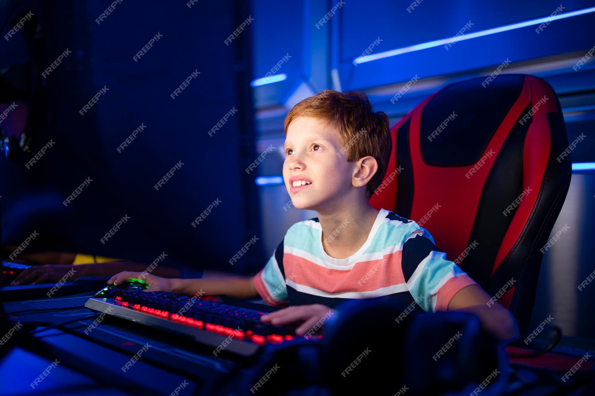 Jogador De Futebol Antes De Treinar Escutar Música Em Fonegirl Escutar  Música No Telefone Na Sala De Vestiários Foto de Stock - Imagem de  aprendizagem, jogo: 190876656