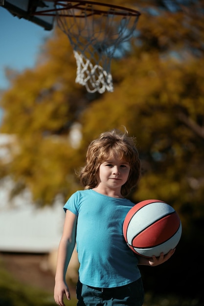 Garoto jogando basquete, estilo de vida ativo para crianças