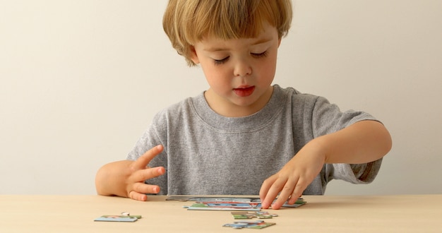 Garoto jogando com quebra-cabeça