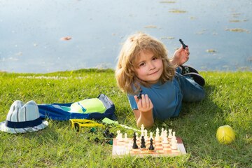 Jogos De Verão E Atividades Ao Ar Livre Para Crianças. Desenvolvimento  Precoce. Garoto Pensando No Xadrez No Parque De Verão. O Co Imagem de Stock  - Imagem de escola, passatempo: 275275197