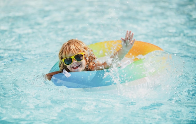 Garoto na piscina Garoto no parque aquático Fim de semana de verão Férias de verão