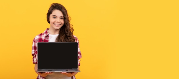 Garoto pronto para vídeo aula adolescente com laptop na cabeça educação on-line Retrato de menina escolar com pôster horizontal de laptop Cabeçalho de banner com espaço de cópia