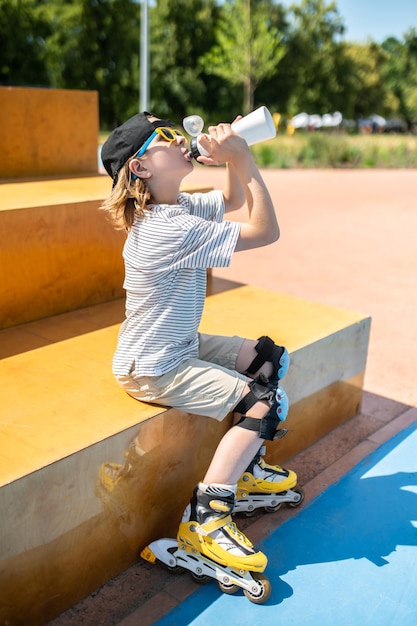 Garoto restaurando o equilíbrio de fluidos após andar de patins