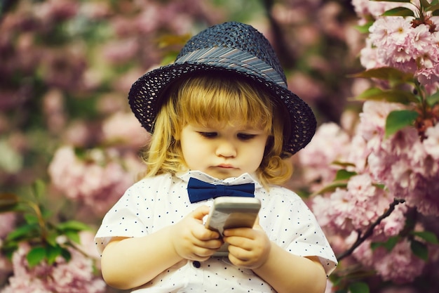 Garoto retrô com telefone em flor