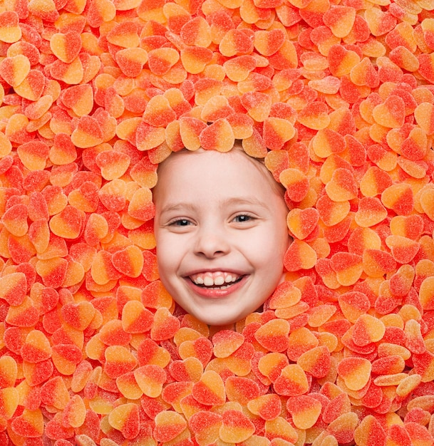 Garoto rindo posando em geleia de frutas