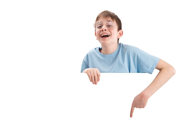 Foto garoto sorridente feliz em óculos grandes aponta o dedo para o espaço vazio espaço para o seu texto mockup isolado bandeira branca