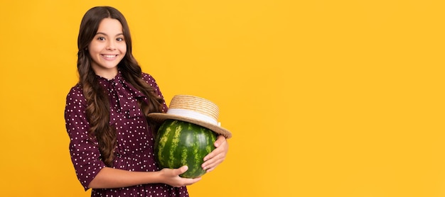 Garoto sorridente segurando fruta fresca de melancia madura na saúde do chapéu de palha de verão Retrato de garota de verão com cartaz horizontal de melancia Cabeçalho de banner com espaço de cópia