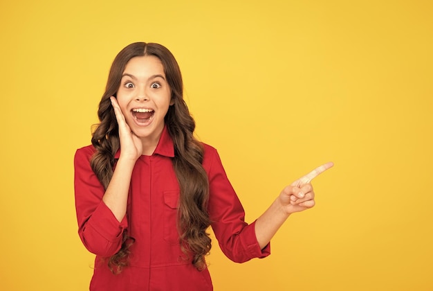 Garoto surpreso apresentando produto expressando emoções humanas sente a felicidade