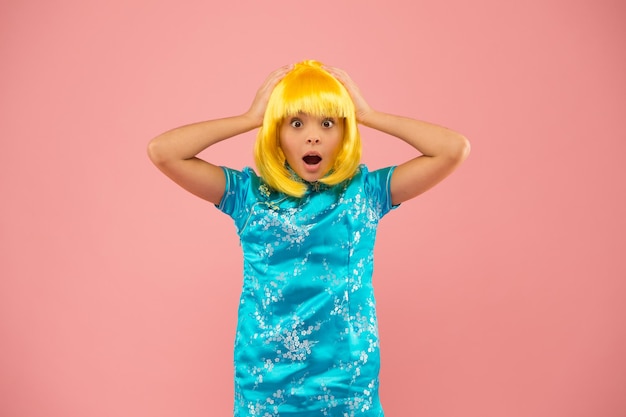 Garoto surpreso no vestido japonês Retrato de menina bonita quimono japonês criança traje nacional do japão menina pequena roupas orientais tradicionais menina asiática peruca de cabelo amarelo carnaval chinês