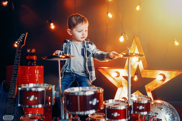 Garoto tocando bateria no palco