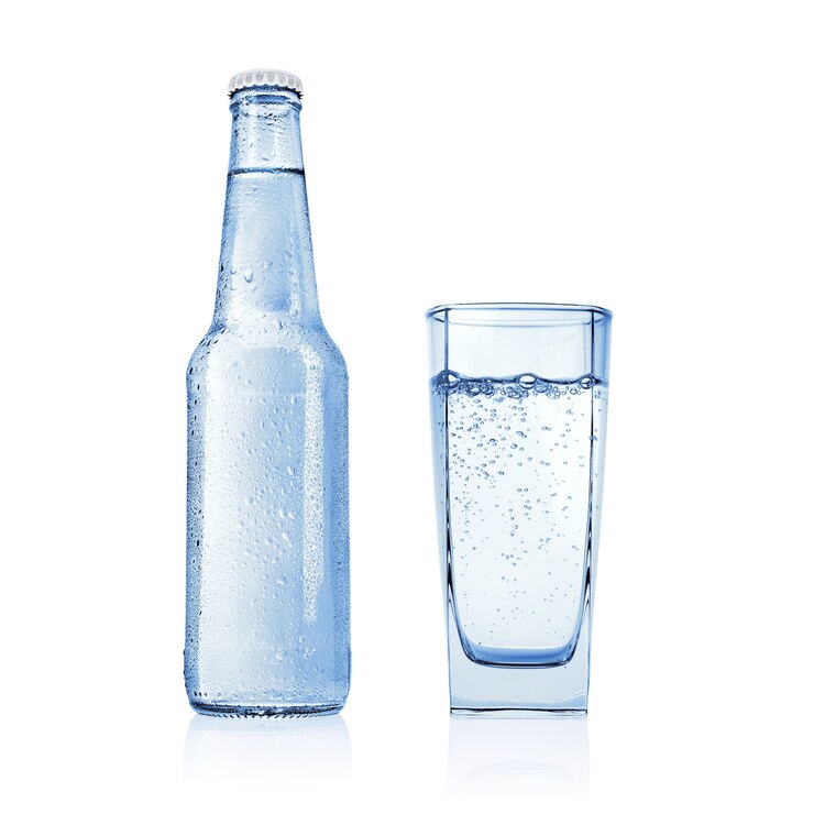 Foto garrafa azul com água sem gás, de nascente ou mineral e copo cheio isolado.