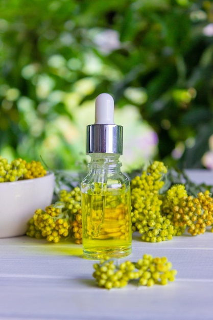 Garrafa com óleo essencial de tintura de extrato de tansy O conceito de spa de aromaterapia e fitoterapia