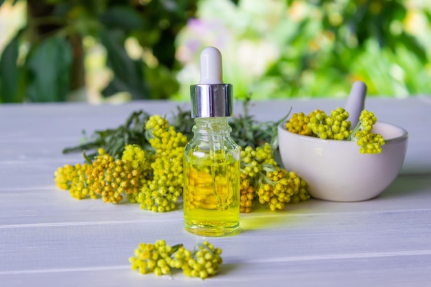 Garrafa com óleo essencial de tintura de extrato de tansy o conceito de spa de aromaterapia e fitoterapia