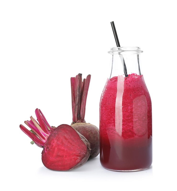Foto garrafa com suco de beterraba e vegetais frescos no fundo branco